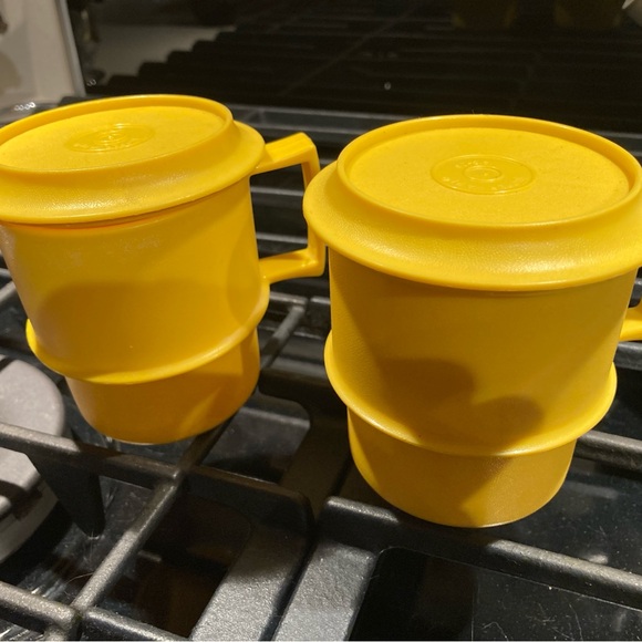 Vintage Yellow Tupperware Mugs with lids/ coasters - Picture 3 of 4